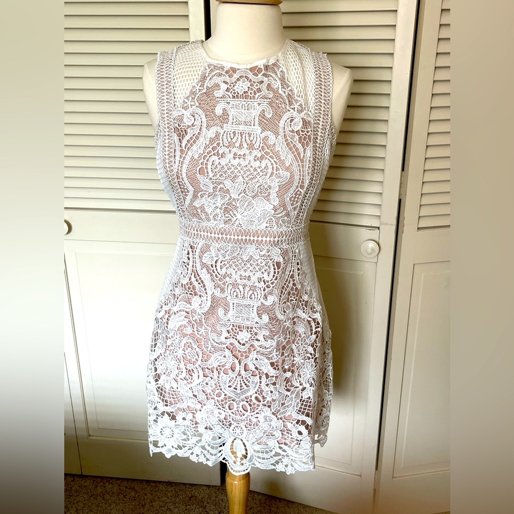 Vintage White lace minidressss with nude lining. Renn, size L. NWT